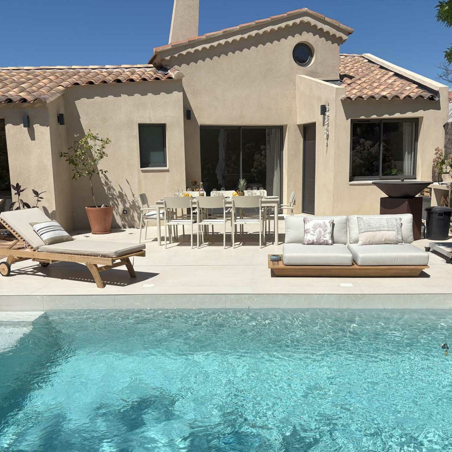 maison avec une terrasse et une piscine