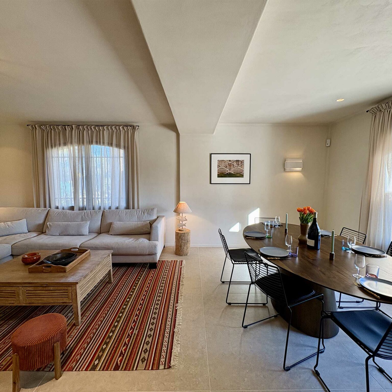 intérieur avec canapé, table basse et table à manger