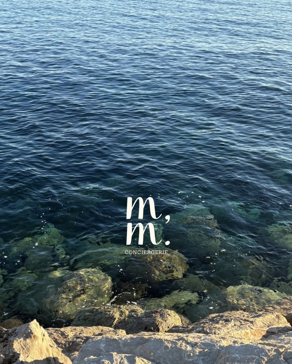 logo avec la mer en fond