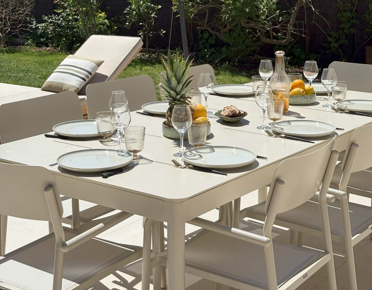 table dressée pour le déjeuner