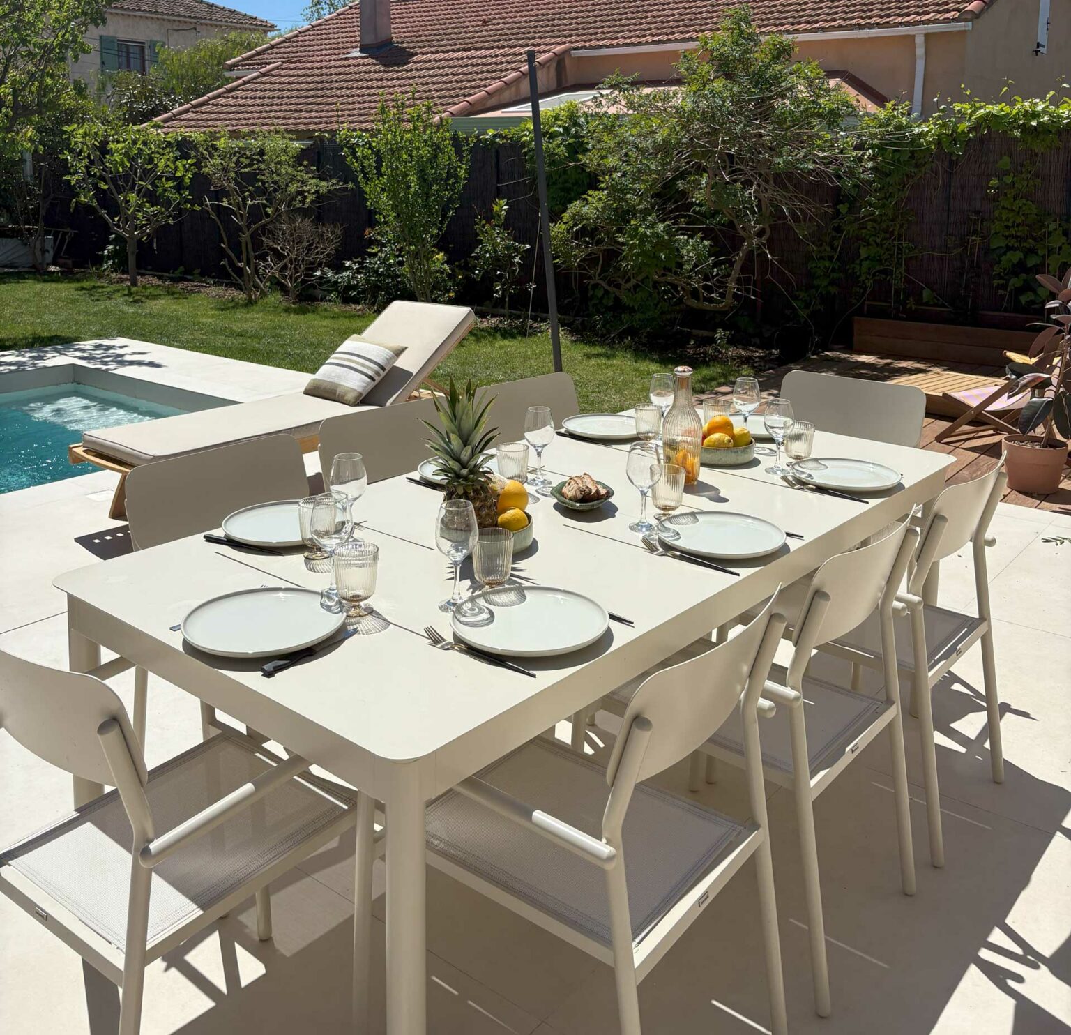 table extérieure avec la piscine en arrière plan