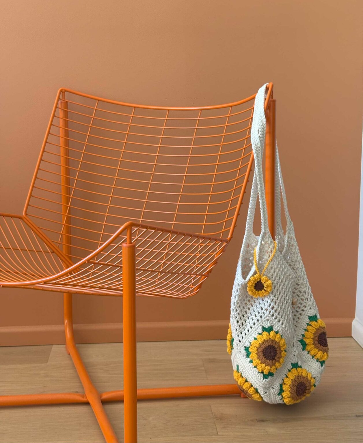 chaise orange avec un sac