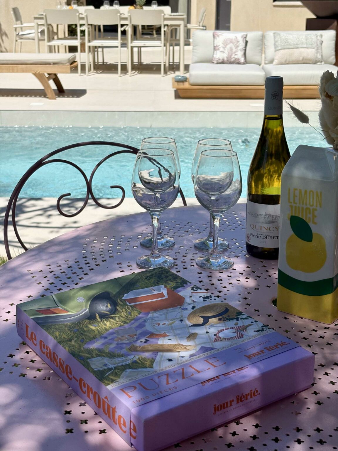 table rose avec des accessoires posés