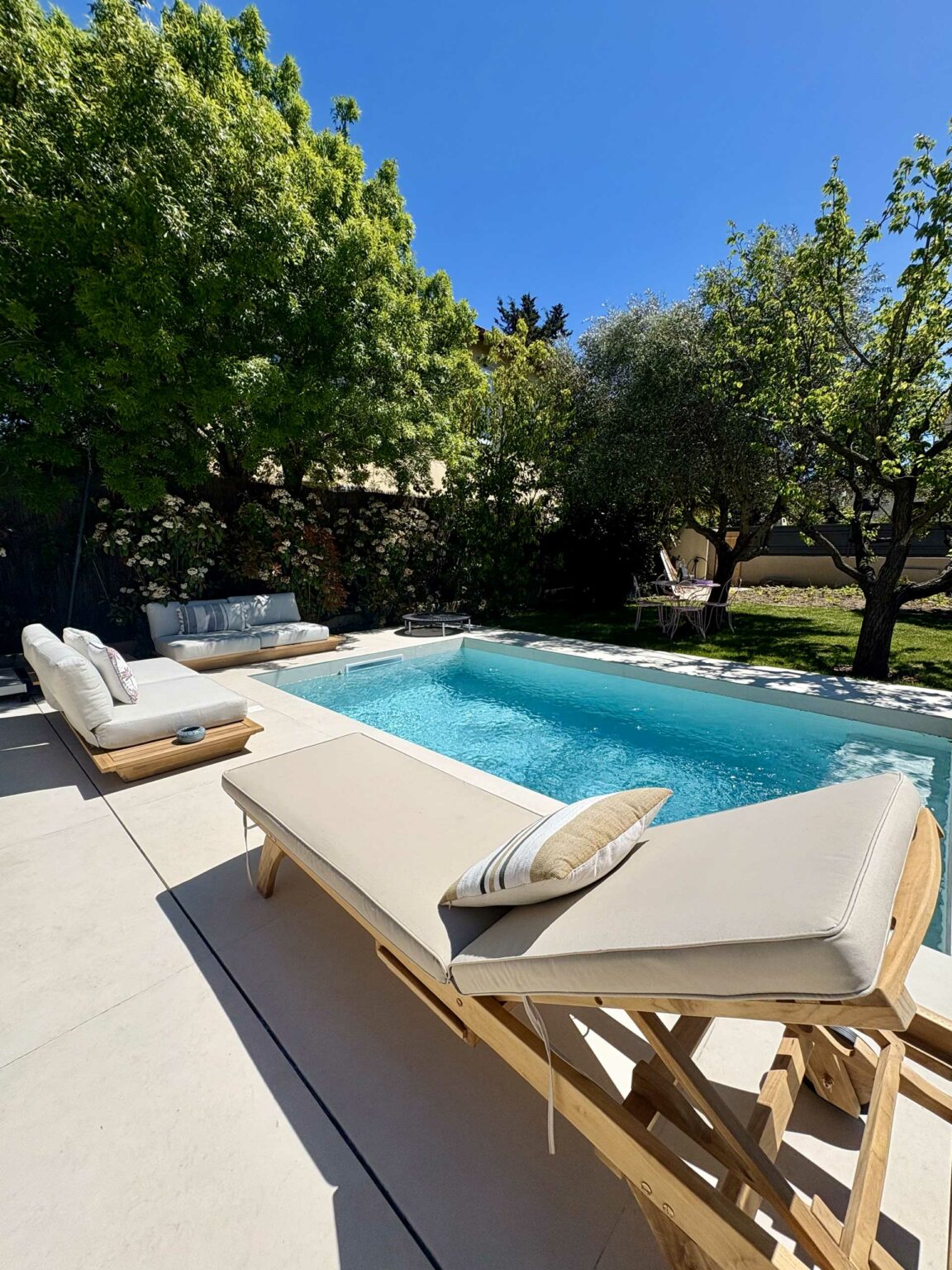piscine et canapés